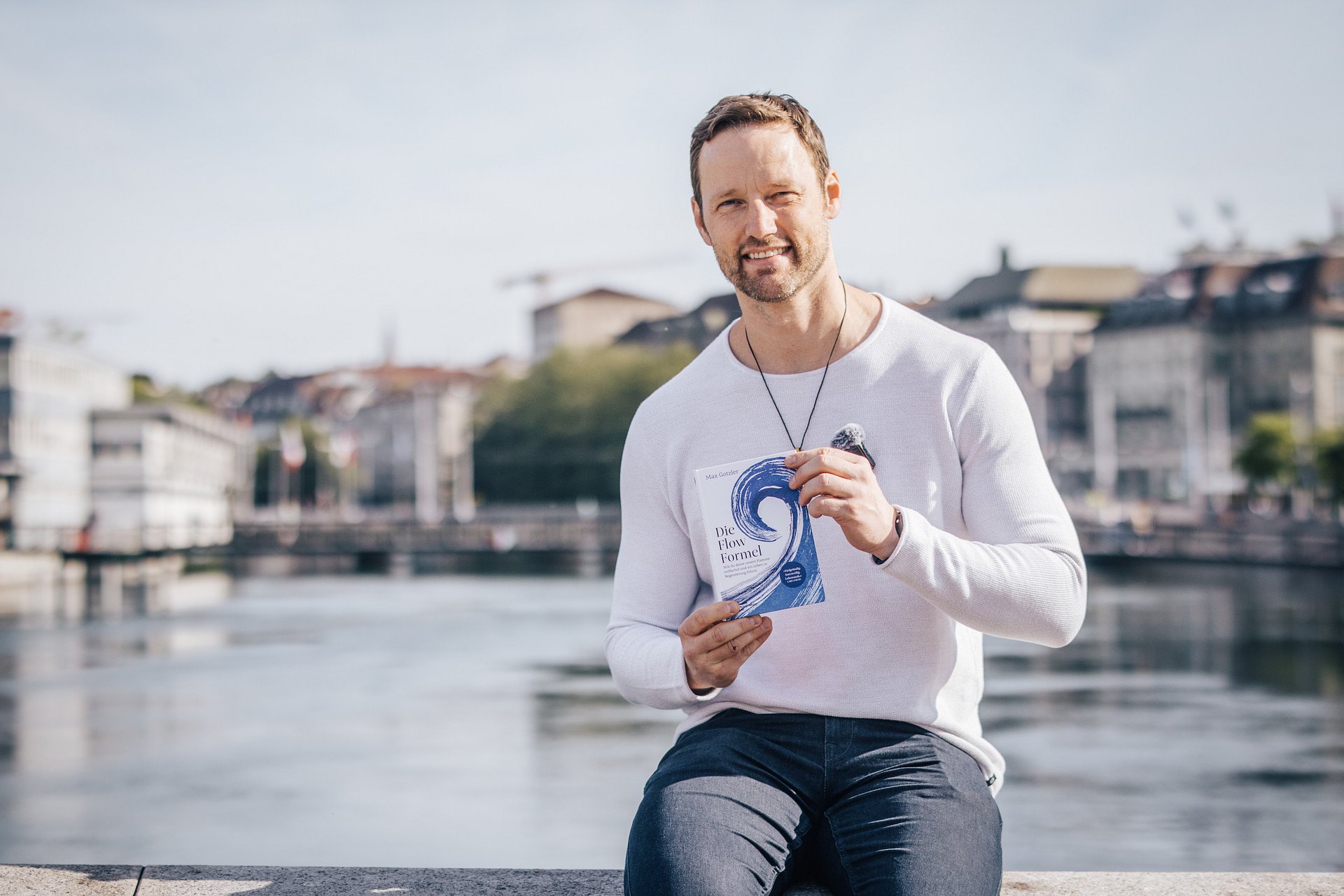 Max Gotzler mit seinem Buch Die Flow-Formel am Fluss