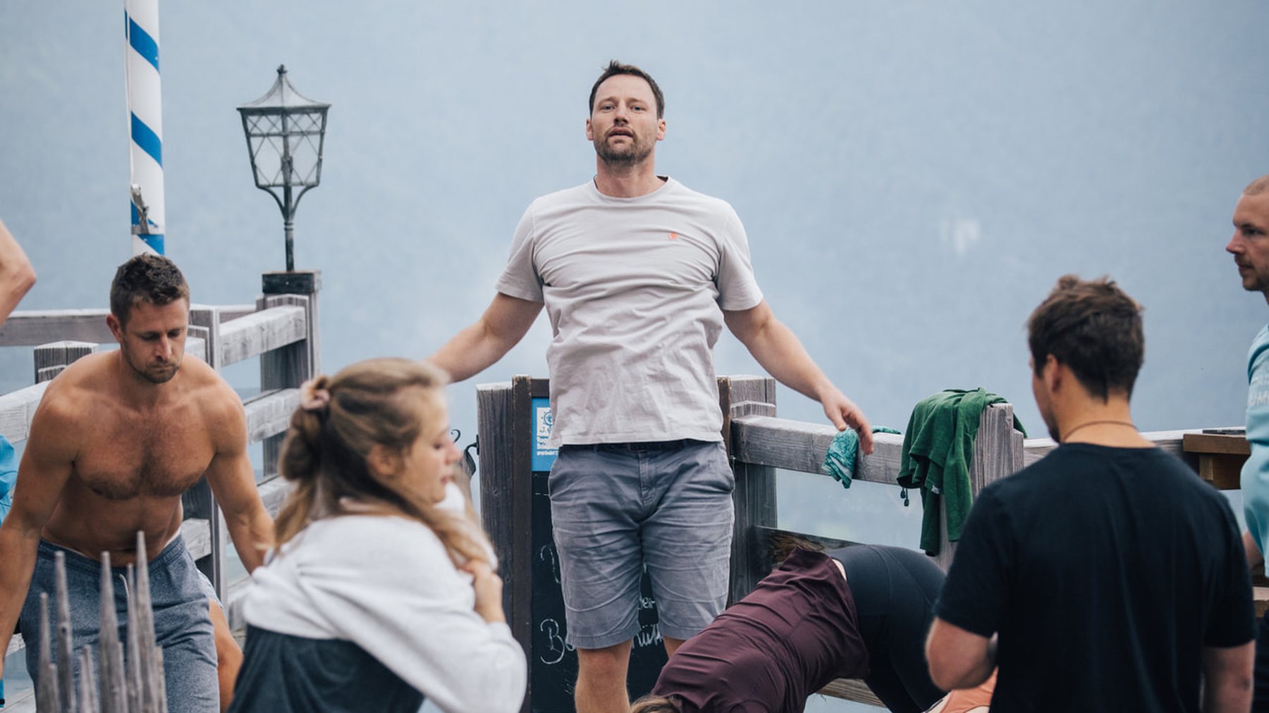 Max Gotzler leitet eine Gruppe auf einer Seeterrasse durch eine Bewegungseinheit